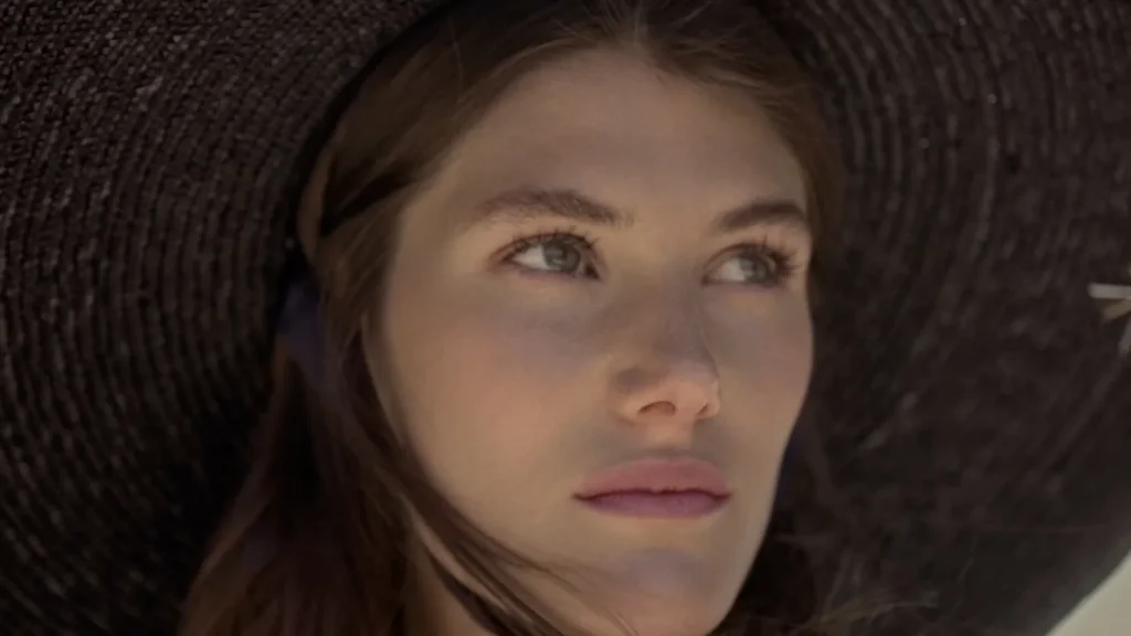 Modèle coiffé d’un chapeau dans le film d’ADLIB Ibiza