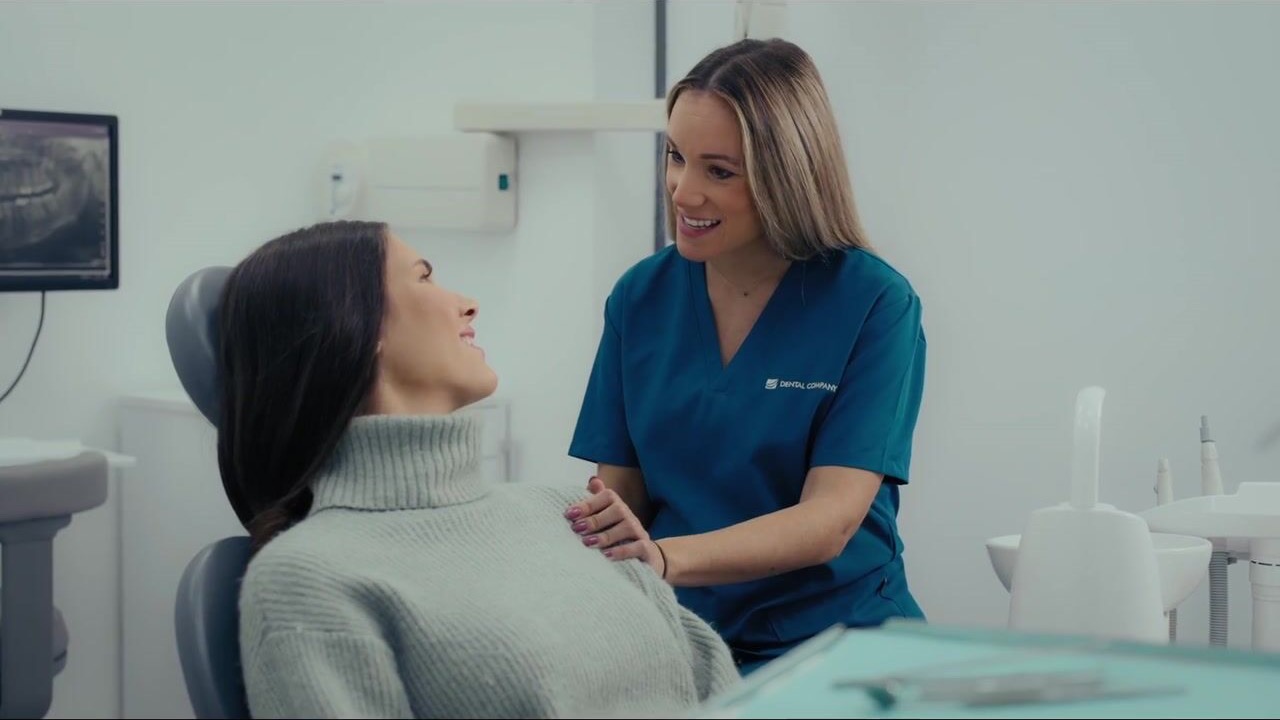 Professionnel de Dental Company avec une actrice dans une scène en clinique du film Dental Company 2025