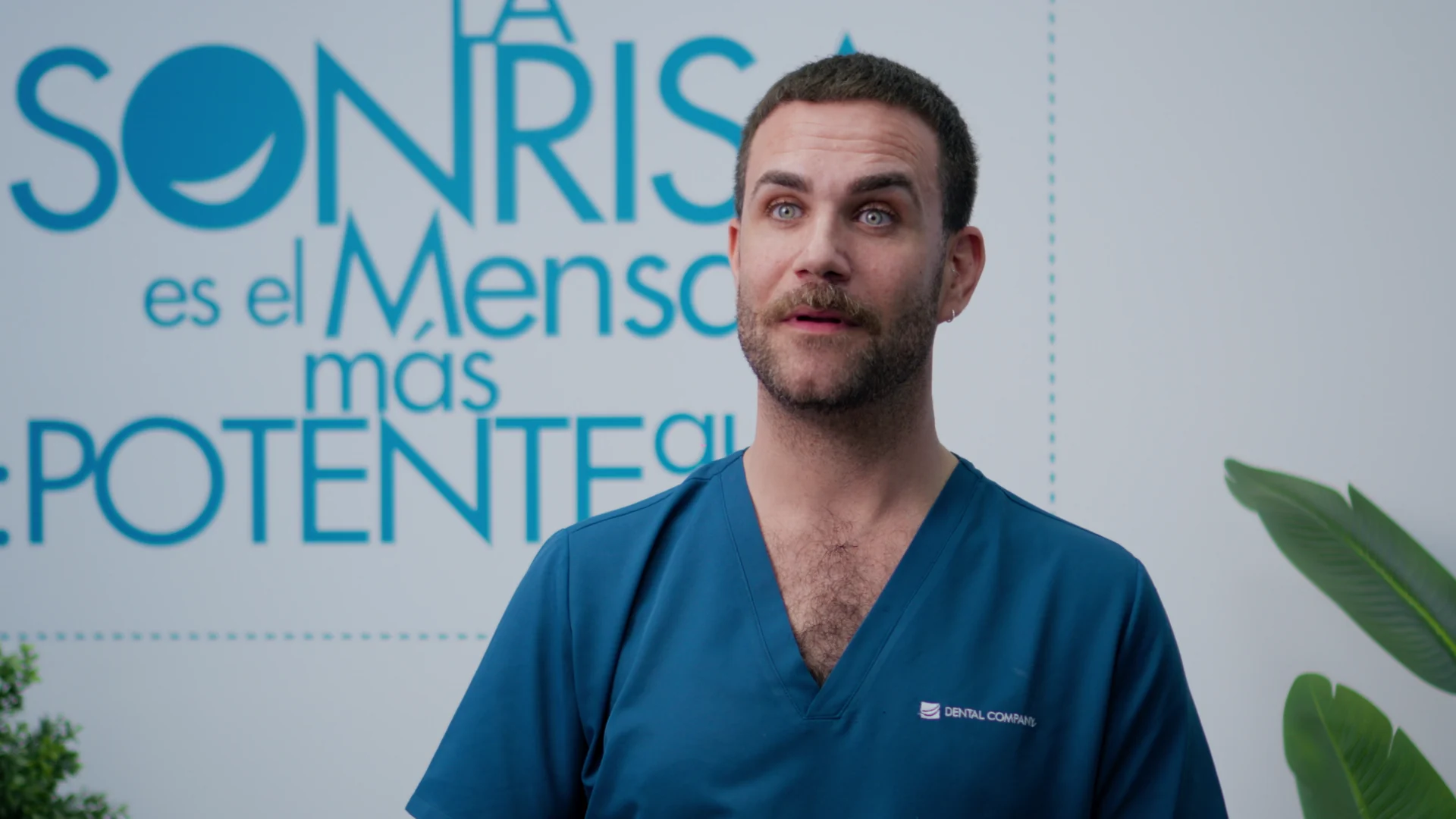 Ein Mitarbeiter von Dental Company im Film mit Lydias Erfahrungsbericht
