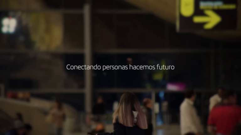 Schlussbild von Iberias Kampagne „El dilema de Navidad“ mit der Botschaft „Menschen verbinden, Zukunft gestalten“ über einer Flughafenszene