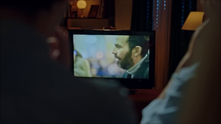 Die Familie verfolgt den Reisenden im Fernsehen in Iberias Kampagne „El dilema de Navidad“